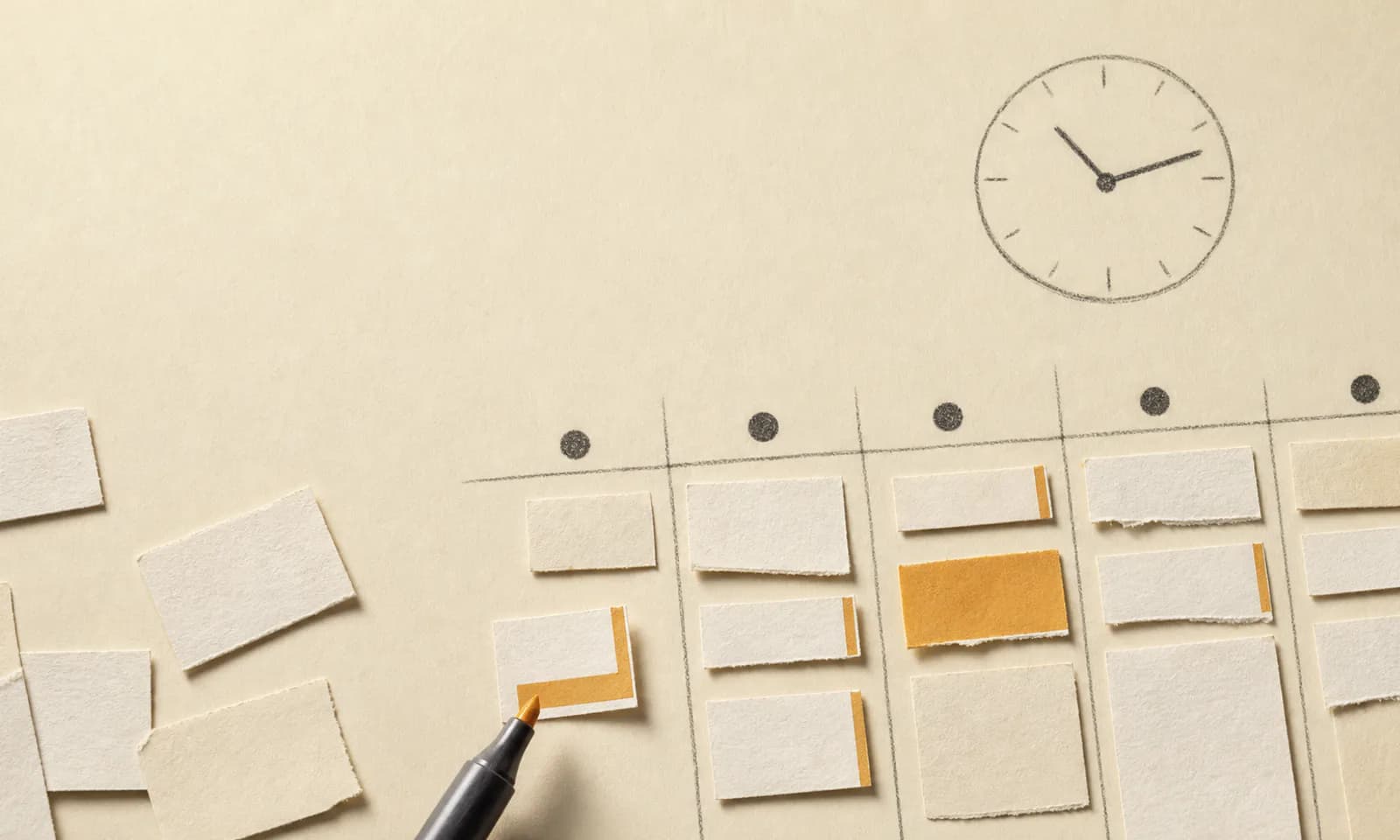 Tarjetas de papel representan horarios que pasan de estar sueltos a quedar organizados en una agenda semanal.